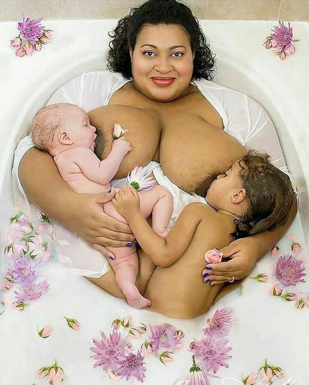 Checkout this viral breastfeeding photo 