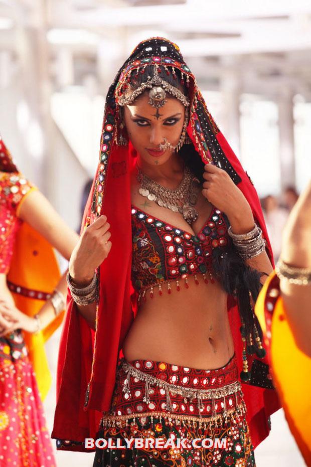 Gabriela Bertante still in blue traditional outfit showing her hot navel and amazing body - (8) - Gabriela Bertante Item  BLUE dress HOT PHOtoS