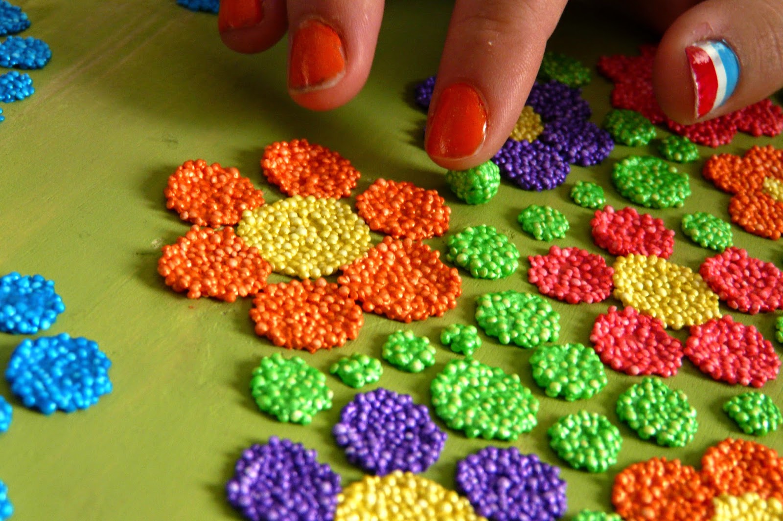 Confetti op Tafel De reacties van groot en klein op Foam Clay!