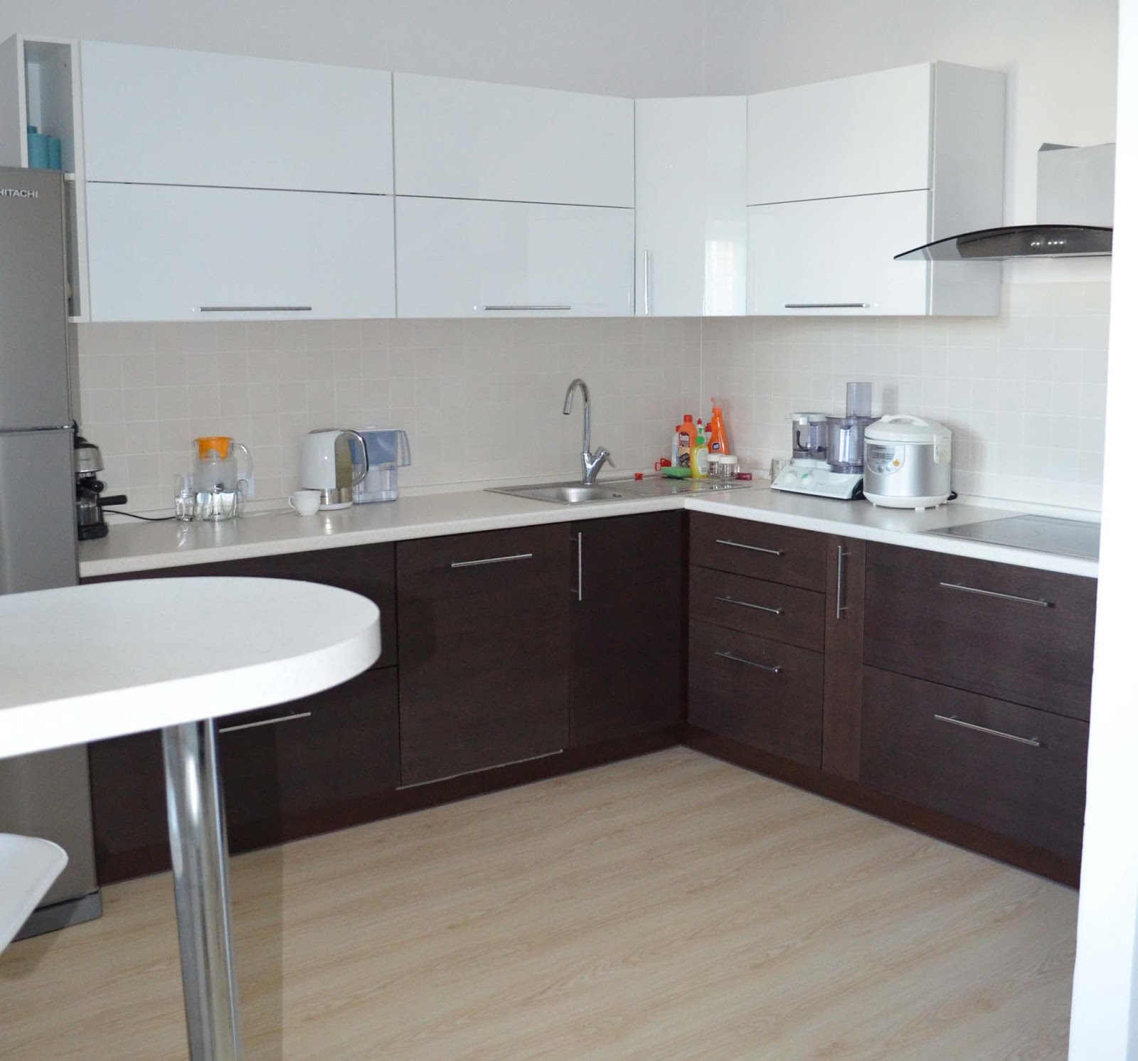 кухня светлый верх темная столешница