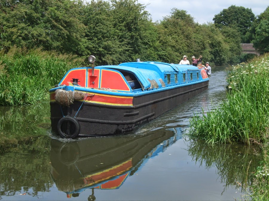 Halfie Willow Wren boat goes aground
