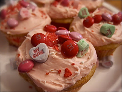 Use this fun cupcake buffet idea with your kids for a fun and delicious way to celebrate Valentine's Day. Topping ideas are endless and they'll have a blast! #WomenLivingWell #ValentinesDay #cupcakes #momhacks