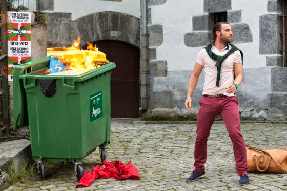 Dani Rovira quemando un contenedor