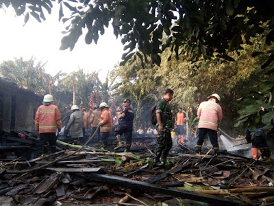 DIIRINGI LEDAKAN KERAS, KEBAKARAN HEBAT KEMBALI HANGUSKAN RUMAH WARGA KECIK TANON. SEISI RUMAH, SURAT MISKIN, HINGGA UANG BIAYA KULIAH IKUT HANGUS TERBAKAR