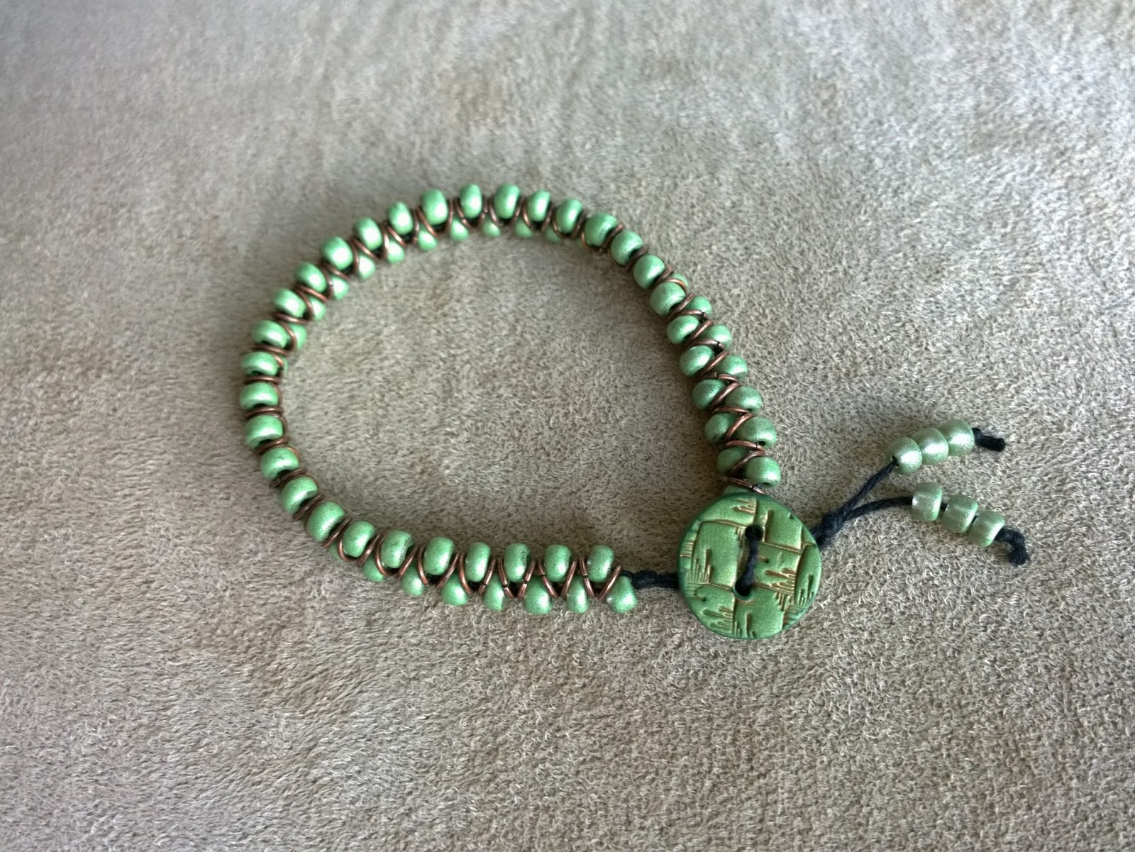 ..non*sense.. seed beads and jump rings bracelet