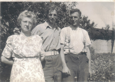 Bertus Bosman met zijn ouders op de kwekerij aan de Kapelweg