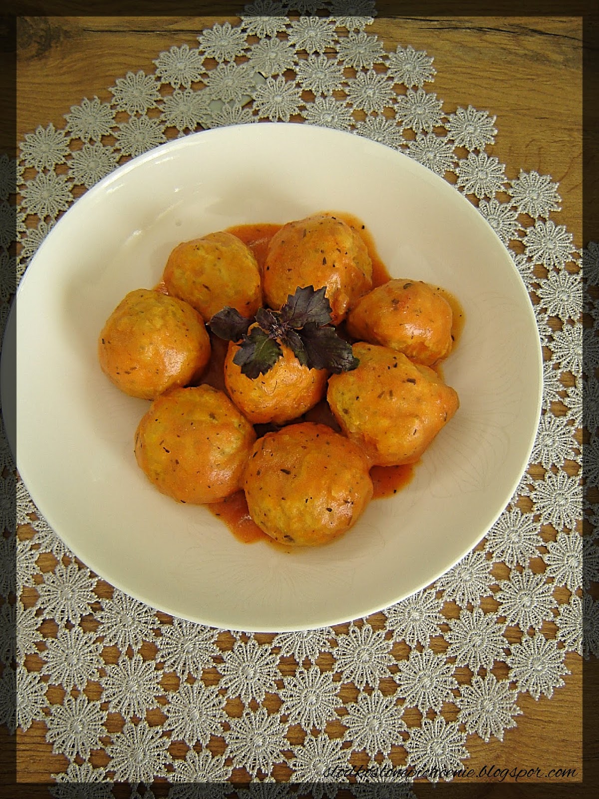Pulpety z ryżem i marchewką w sosie pomidorowym