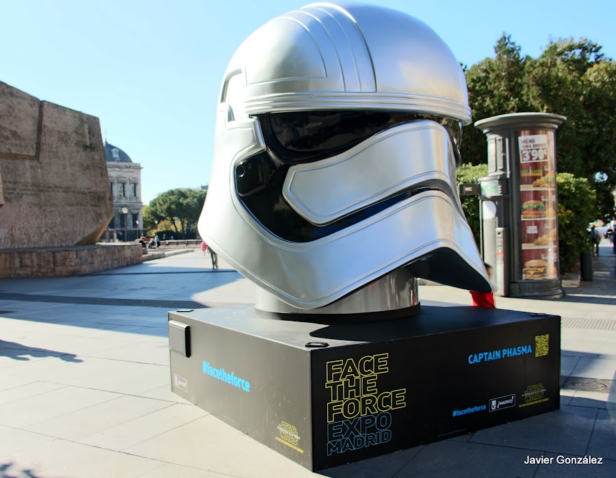Exposición de 8 cascos en las calles de Madrid. Exhibition 8 helmets in Madrid streets