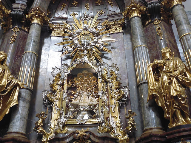 El Niño Jesús de Praga en la Iglesia de Nuestra Señora de la Victoria (Praga) (@mibaulviajero)