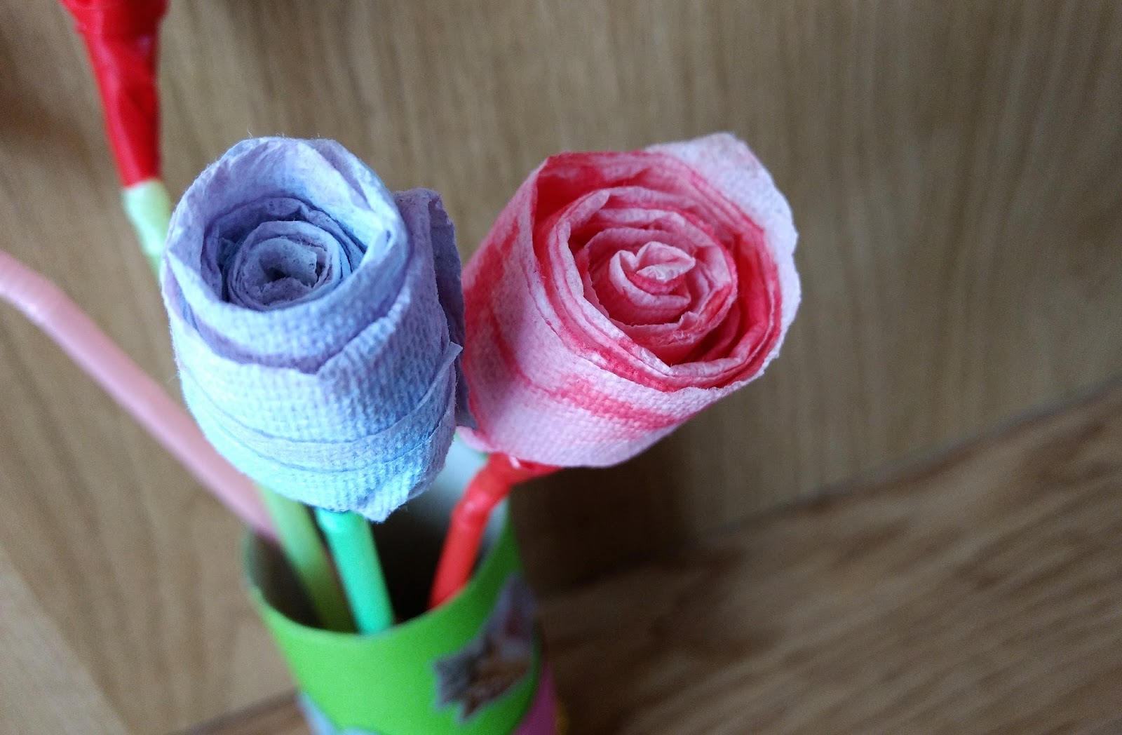 Crafting with Suzanne (& Jessica): Paper Towel Roses
