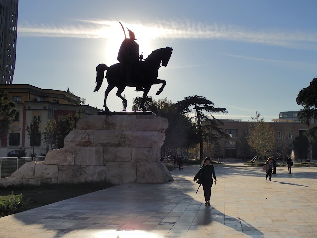 W albańskiej stolicy na honorowym miejscu stoi Skanderbeg