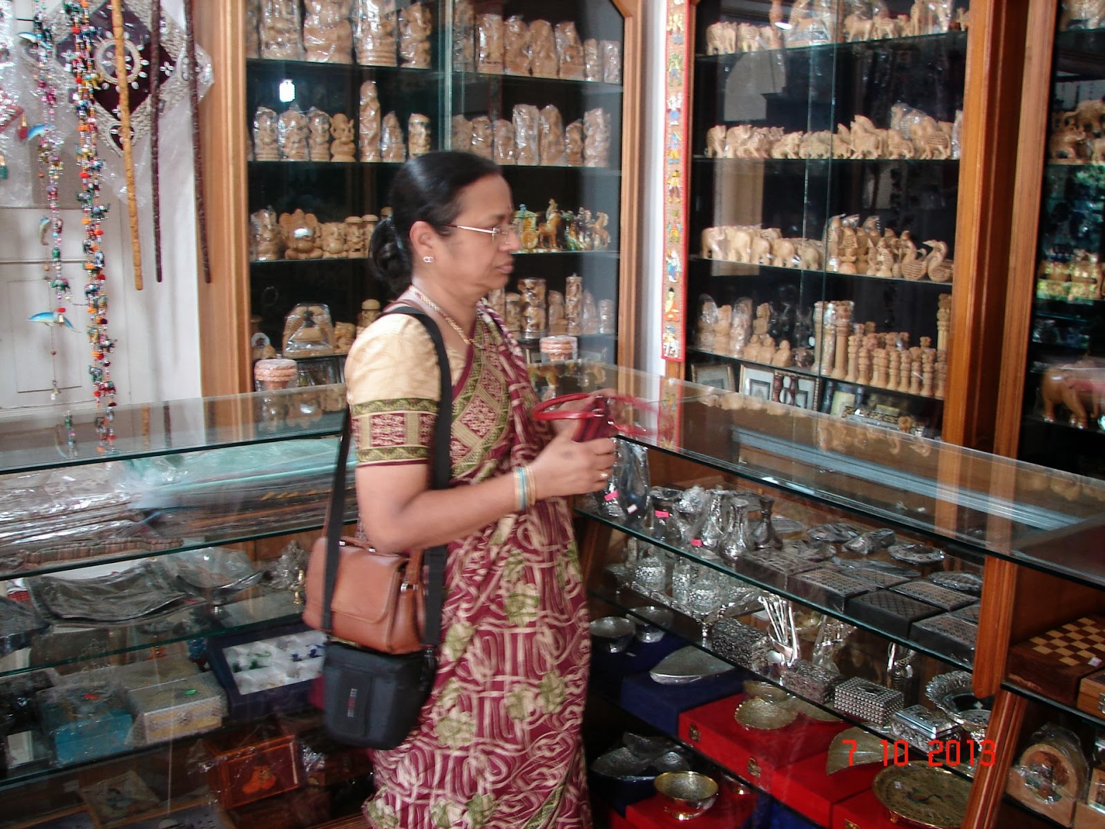 Raghu's column! A glimpse of souvenir shopping in Hyderabad.