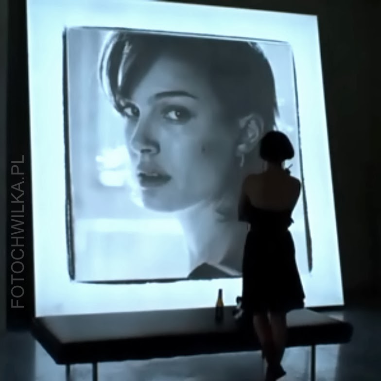 Scena z filmu "Bliżej" (Closer) - wystawa fotografii Ludzi Nieznanych - Natalie Portman na zdjęciu