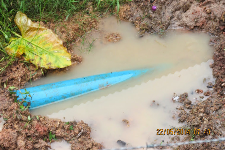 OBRAS DE SANEAMENTO NO BAIRRO DO LAGUINHO, COLOCAM CANOS DE AGUA DENTRO DE "FOSSA"