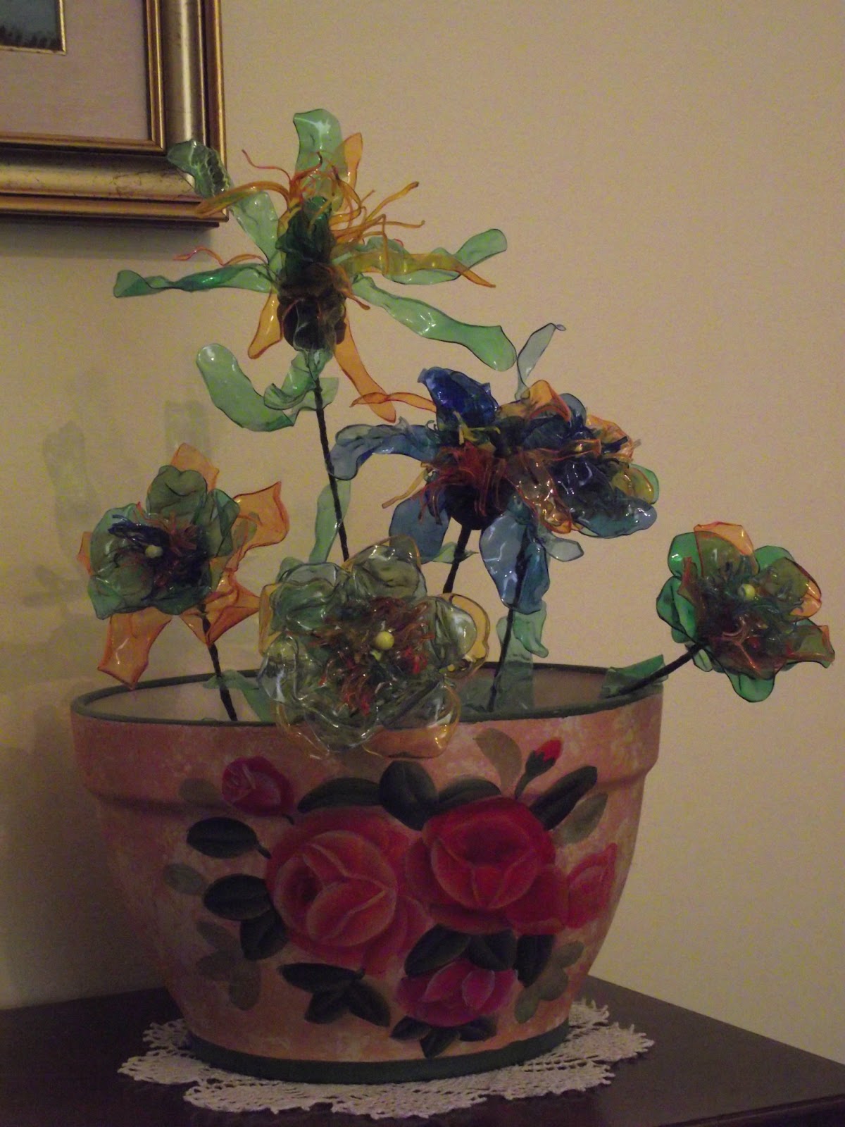 fiori con bottiglia di plastica