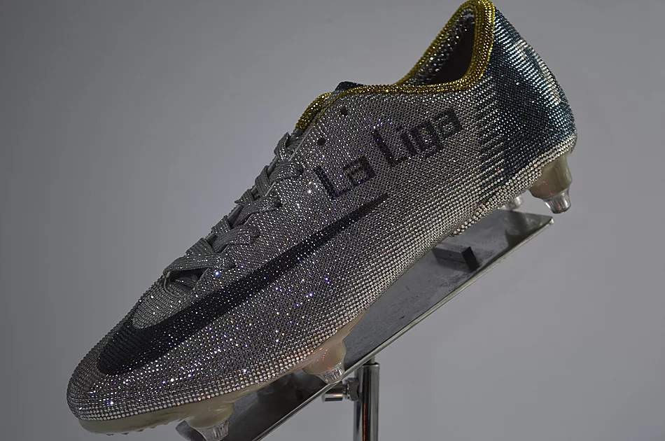 Distribuir Desprecio toxicidad Insane Hand-Made Nike Mercurial Cristiano Ronaldo Swarovski Crystal Boots  Revealed - Footy Headlines