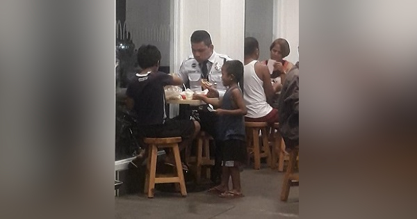 Guard goes viral for treating street kids to dinner