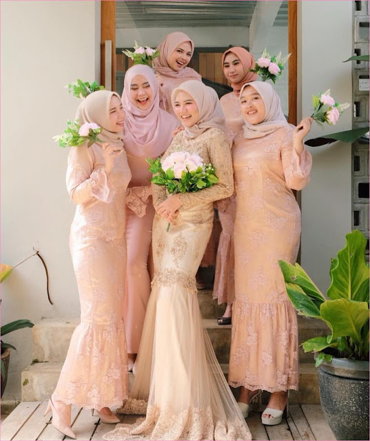 Outfit Baju Bridesmaid Berhijab Ala Selebgram 2018 kebaya terusan kain satin brokat krem muda kerudung segiempat pashmina hijab square organza krem ciput rajut high heels ootd outfit kondangan trendy bunga buket putih Outfit Baju Bridesmaid Berhijab Ala Selebgram 2018 kebaya terusan kain satin brokat krem muda kerudung segiempat pashmina hijab square organza krem ciput rajut high heels ootd outfit kondangan trendy bunga buket putih