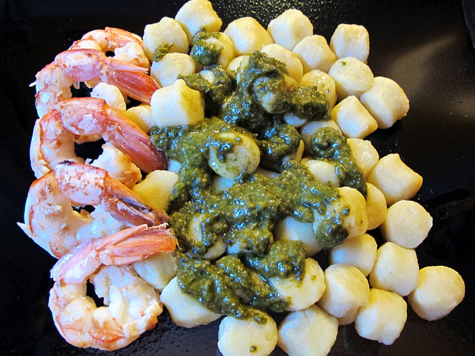 Tentazioni di gusto Gnocchi di patate con pesto e gamberi