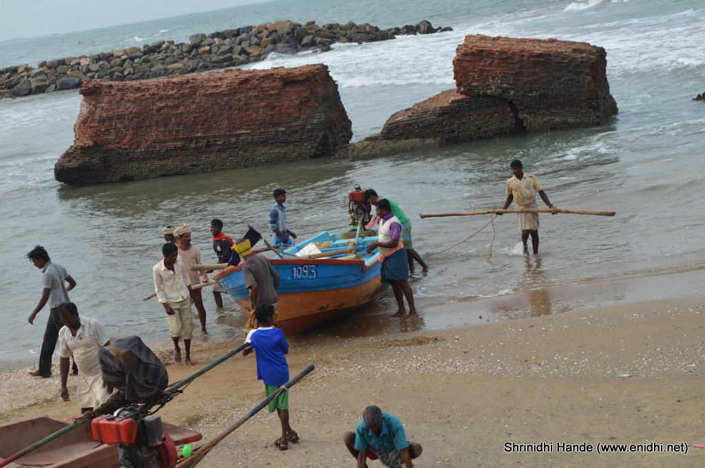 How to get a boat into water? eNidhi India Travel Blog