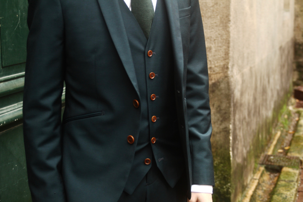 blog-mode-homme-style-elegant-masculin-costume-sur-mesure-vert-samson-bordeaux-paris-qualite-prix-pas-cher-gant-cuir-france-double-bracelet-hermes-complet-trois-pieces-3-smart-dandy-classe-mariage-cravate-berluti-laine-tressee-mocassins-louis-vuitton-pantalon-ourlet-poche-cavalier