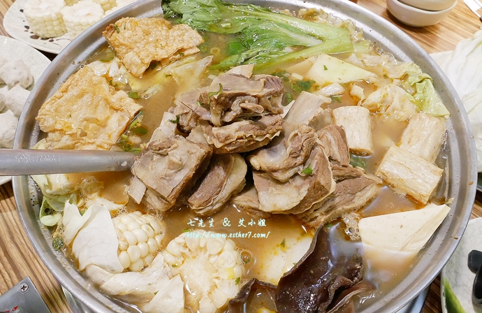 三重美食 山羊城羊肉爐 料多到快滿出來的平價美味 一定要爆的啊 七先生與艾小姐