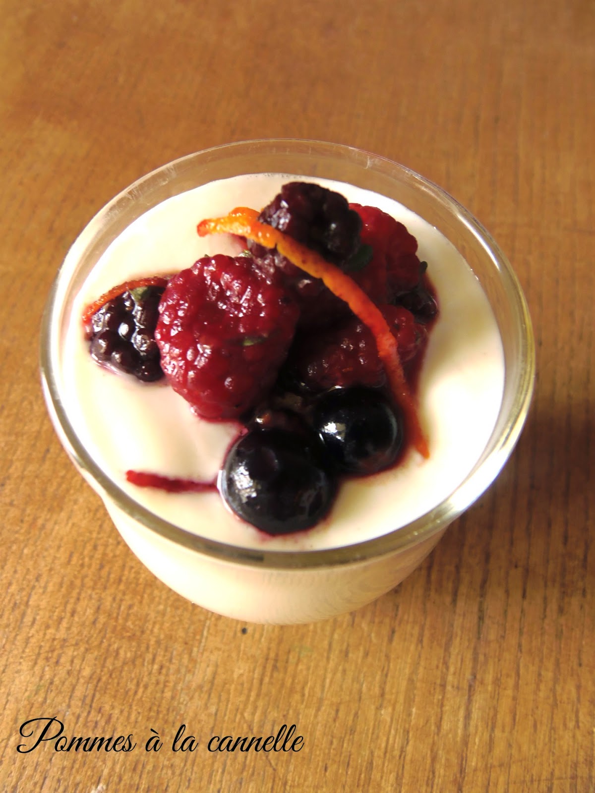 Pommes à la cannelle Parfait z mango i macerowanymi czerwonymi owocami