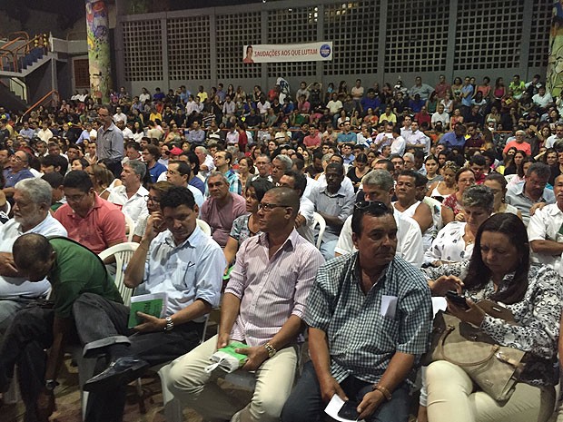 Bancários se reuniram em assembleia em Salvador nesta quarta-feira (Foto: Giana Mattiazzi/TV Bahia)