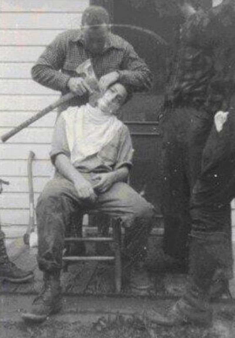 Vintage Photos of Men Shaving Their Faces With Axes From the 1930s and