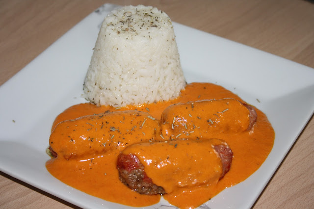 Rollitos De Lomo Rellenos Al Vapor Con Salsa De Piquillos