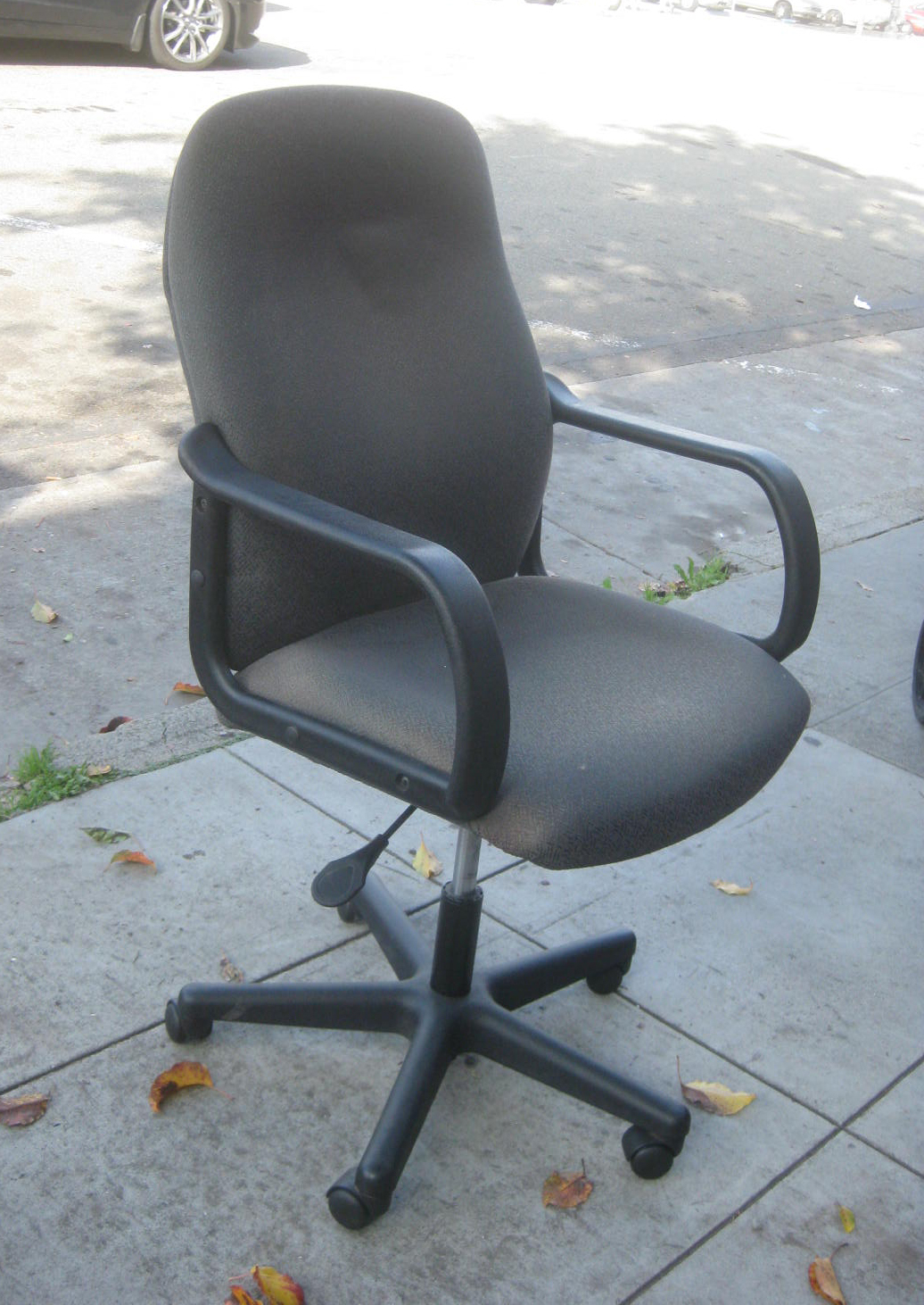 UHURU FURNITURE & COLLECTIBLES SOLD Black Office Chair 20