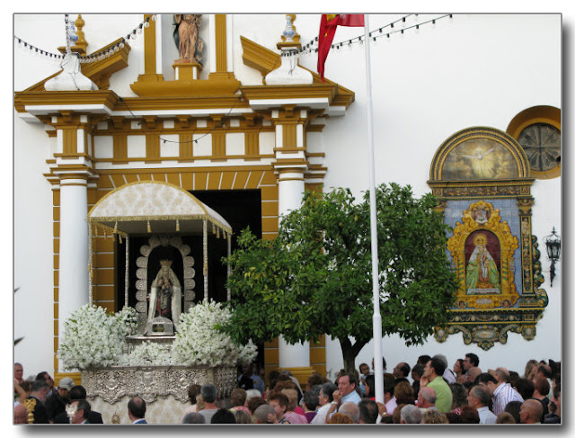 Salida de la Sagrada Imagen en su procesión anual en el mes de julio.