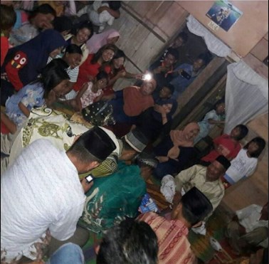 Lagi, dengan Mahar 200 Ribu Pemuda Ini Akhirnya Bisa Menikahi Seorang Nenek Pujaan Hatinya Lagi, dengan Mahar 200 Ribu Pemuda Ini Akhirnya Bisa Menikahi Seorang Nenek Pujaan Hatinya