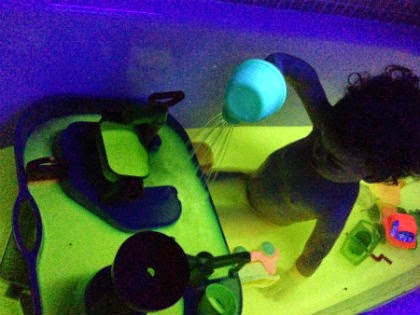 Manualidad infantil baño fluorescente