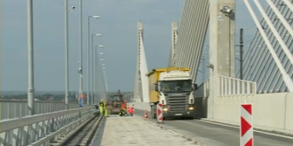 Podul Calafat-Vidin este în reparaţii. Constructorul dă vina pe tiruri pentru gropile formate