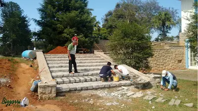 Escada com pedra folheta com as muretas de pedra, capas de pedra, revestimento de pedra nas paredes em sede da fazenda em Atibaia-SP.