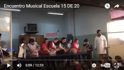 En el video los alumnos realizan percusión, tocan flautas, hacen coplas y culmina con un tema entre todos