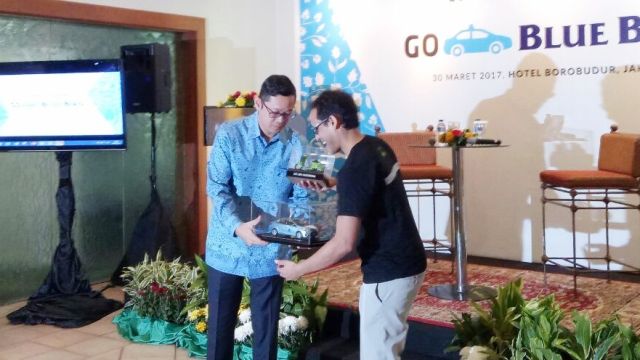 Akhirnya Blue Bird Pilih Kerja Sama Bareng Go-Jek: Gini kan Enak Damai Akhirnya Blue Bird Pilih Kerja Sama Bareng Go-Jek: Gini kan Enak Damai