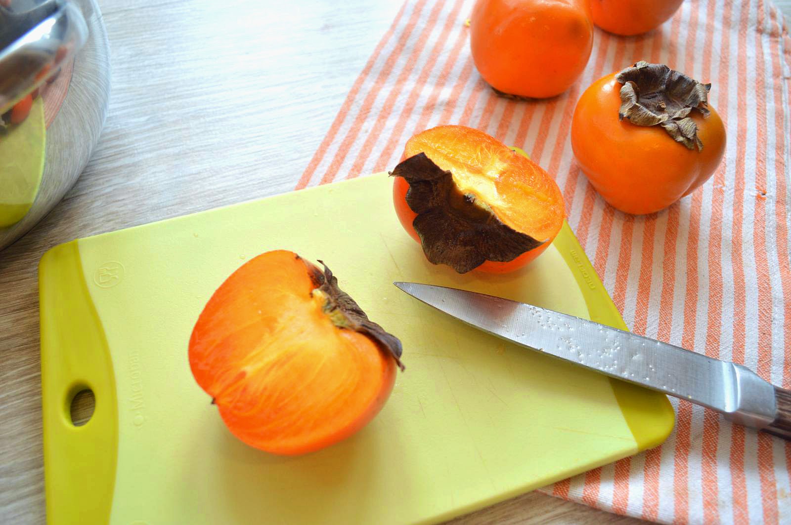 Съел хурму. Очистки от хурмы. Как чистить хурму. Хурма для детей. Хурма спелая джем.