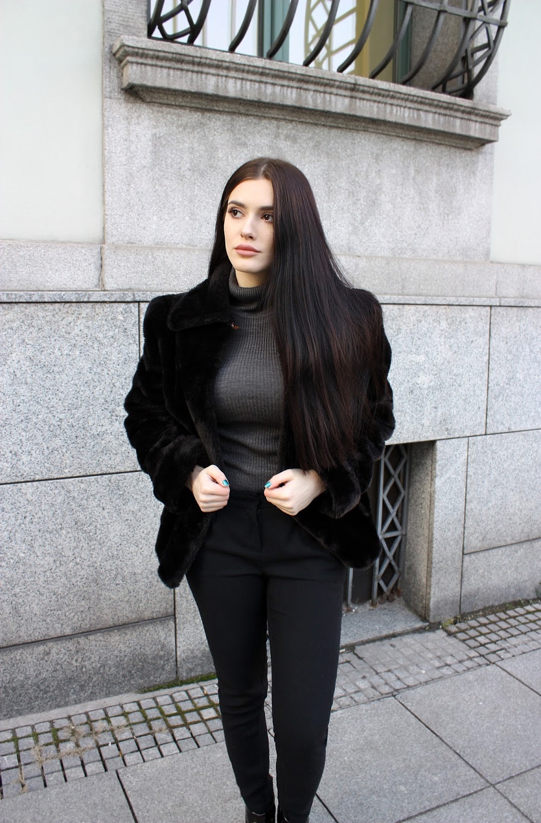 Szary golf i czarne futro - zimowe stylizacje szary golf, zimowe stylizacje, czarne futro, faux fur