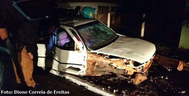 Campo Mourão: Motorista com sinais de embriaguez bate em poste e deixa quarteirão no escuro