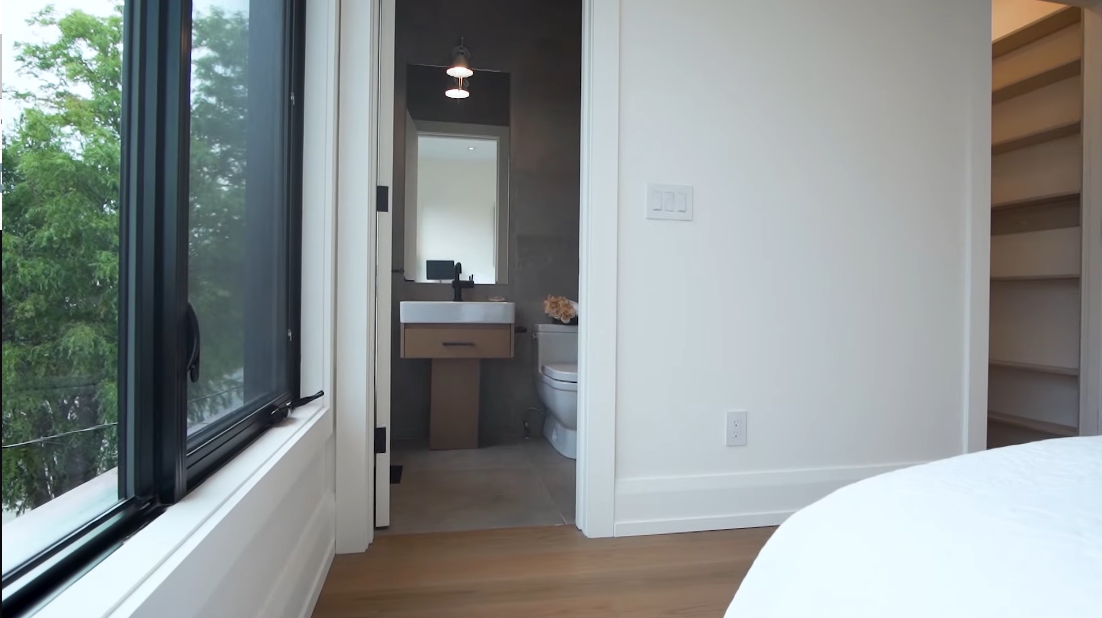 40 Interior Design Photos vs. 10 Second St, Toronto Luxury Home Tour
