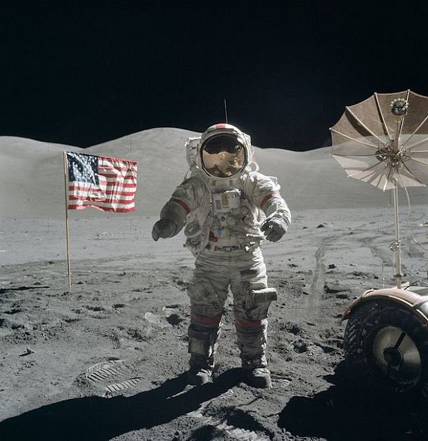 Apollo 17 astronotu Eugene Cernan Ay'a dikilmiş ABD bayrağı ile