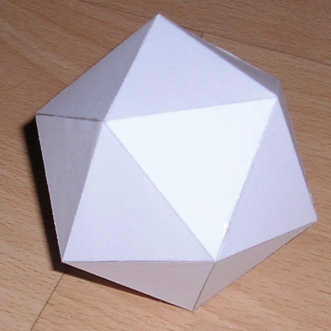 Собранный октаэдр. Бумажный икосаэдр. Многогранник икосаэдр оригами. Пентагон додекаэдр оригами. Оригами октаэдр многогранник из бумаги.