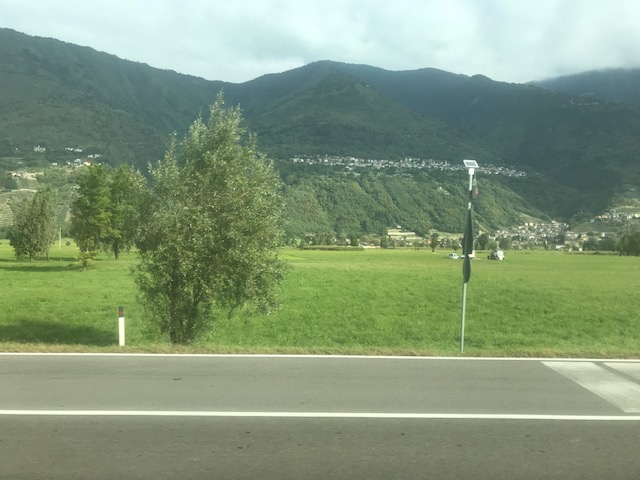 イタリアのミラノ中央駅からティラーノまでに見える丘の上の町