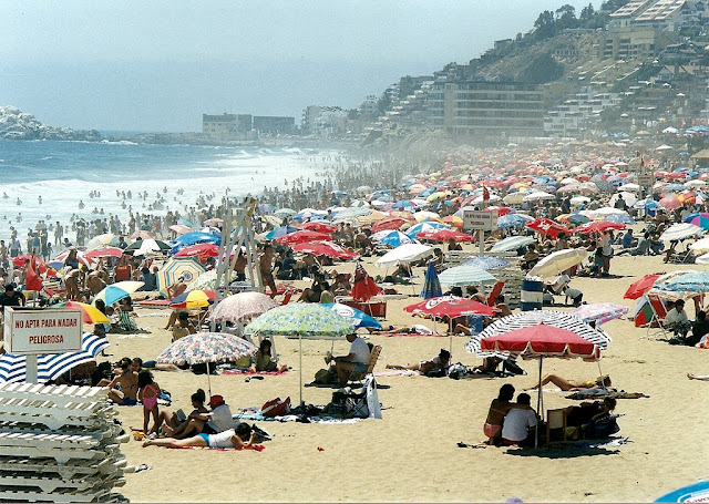 Amazing Photographs Capture People at Renaca Beach, Chile in the 1980s ...