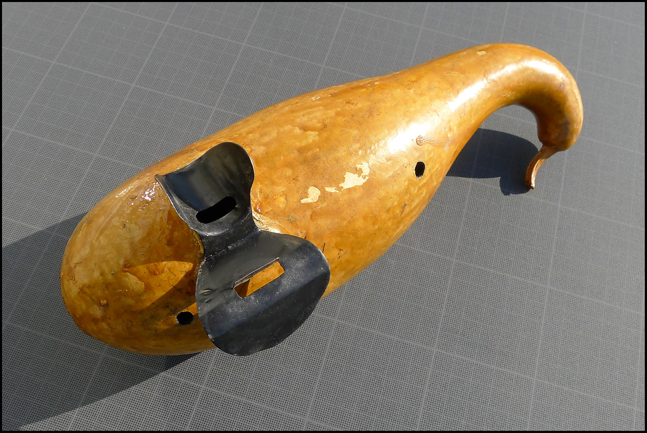 noseflute.org: Theatrical contraption : the nose whistle gourd