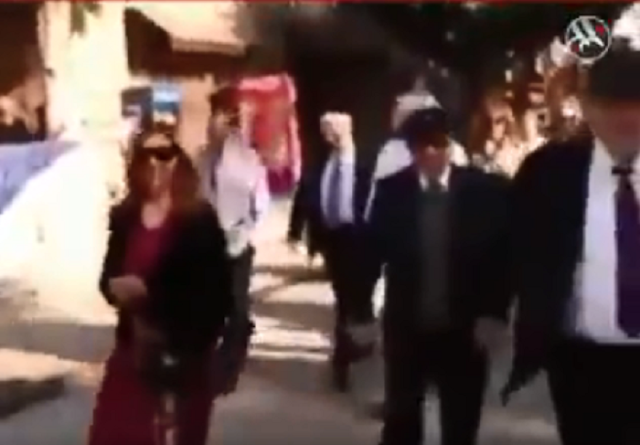 شاهد حاخامات يهود يتجوّلون بزيهم الديني في شوارع القاهرة