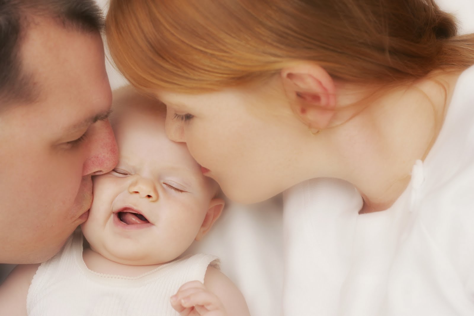 Мама папа целует. Новорожденный и родители. Родители и дети. Мама папа и ребенок. Счастливые родители новорожденного.