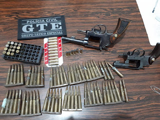 Polícia apreende armas, munições de fuzil e cigarros contrabandeados no sertão da PB